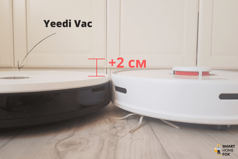 Der Unterschied in der Höhe eines Yeedi Vac Saugroboter im Vergleich zu einem Saugroboter mit einem Laserturm wird dargestellt